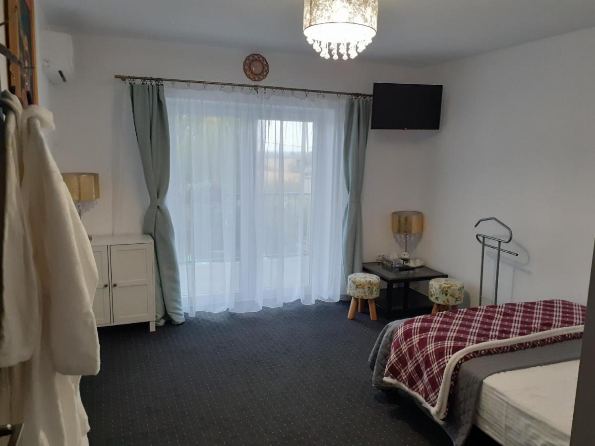 Salcia Hotell Tasnad Exteriör bild