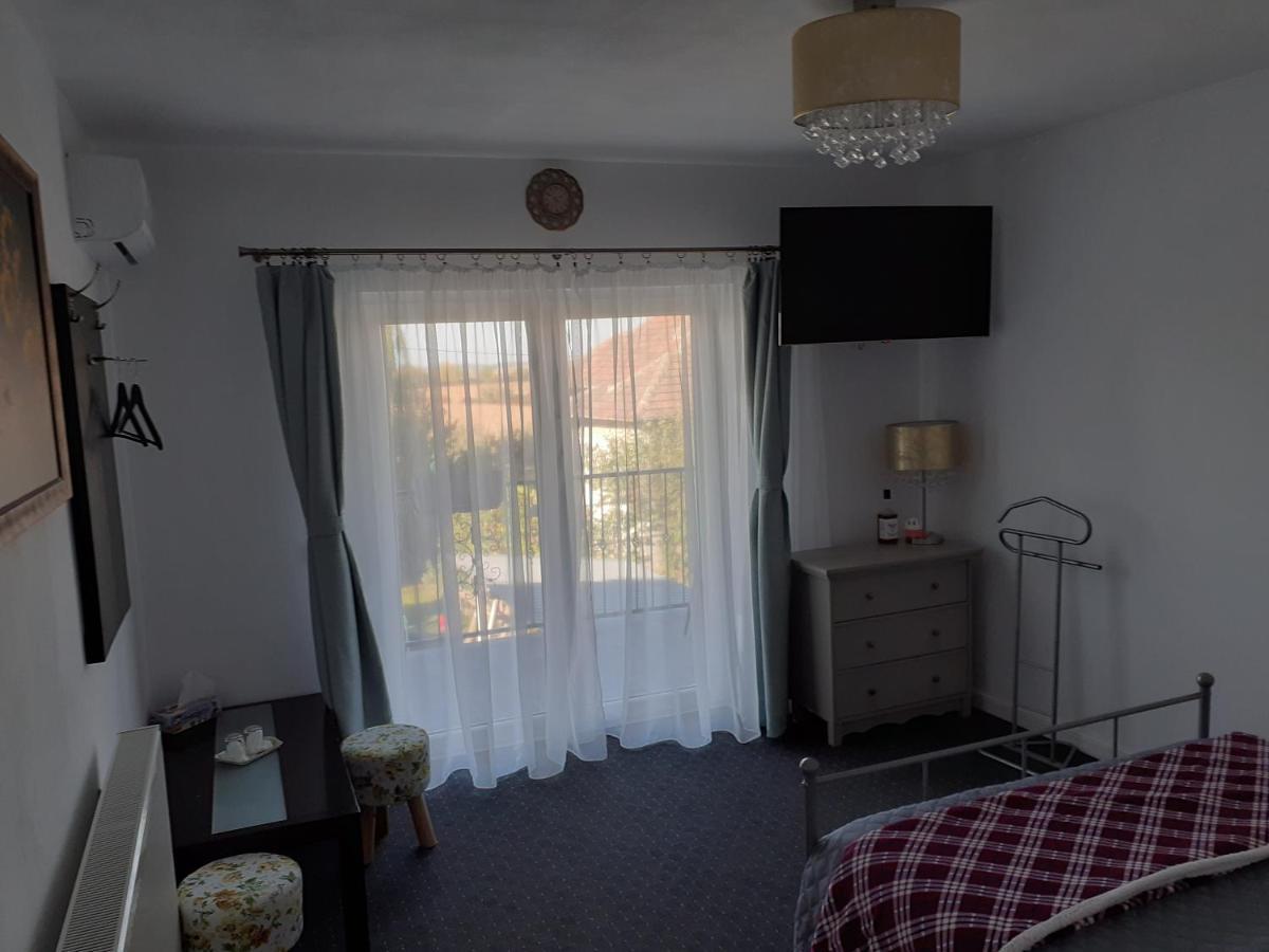 Salcia Hotell Tasnad Exteriör bild