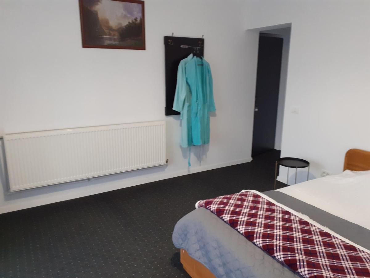 Salcia Hotell Tasnad Exteriör bild