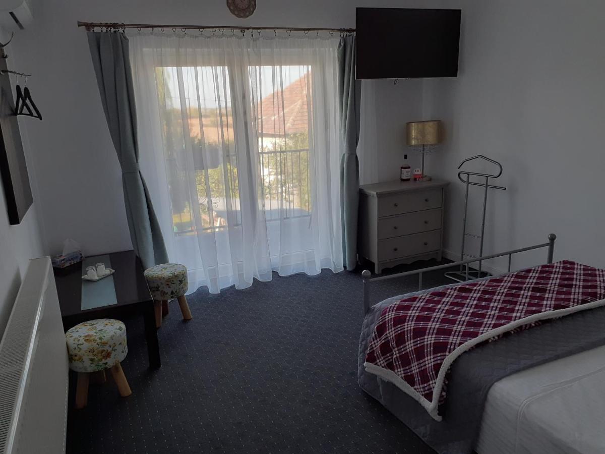 Salcia Hotell Tasnad Exteriör bild