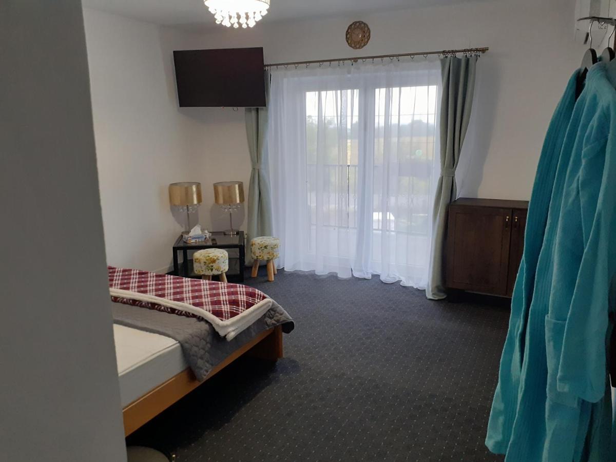 Salcia Hotell Tasnad Exteriör bild