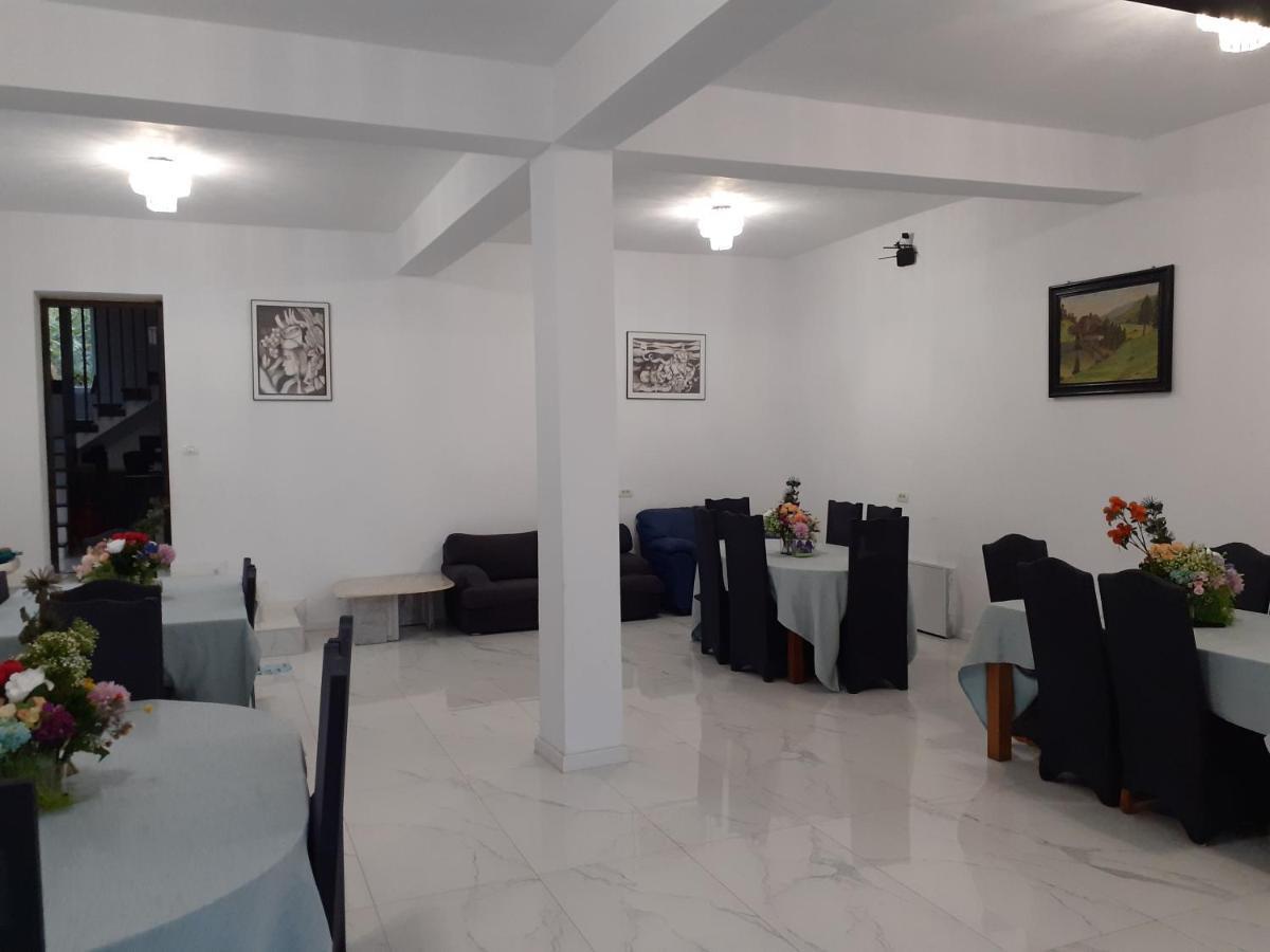 Salcia Hotell Tasnad Exteriör bild