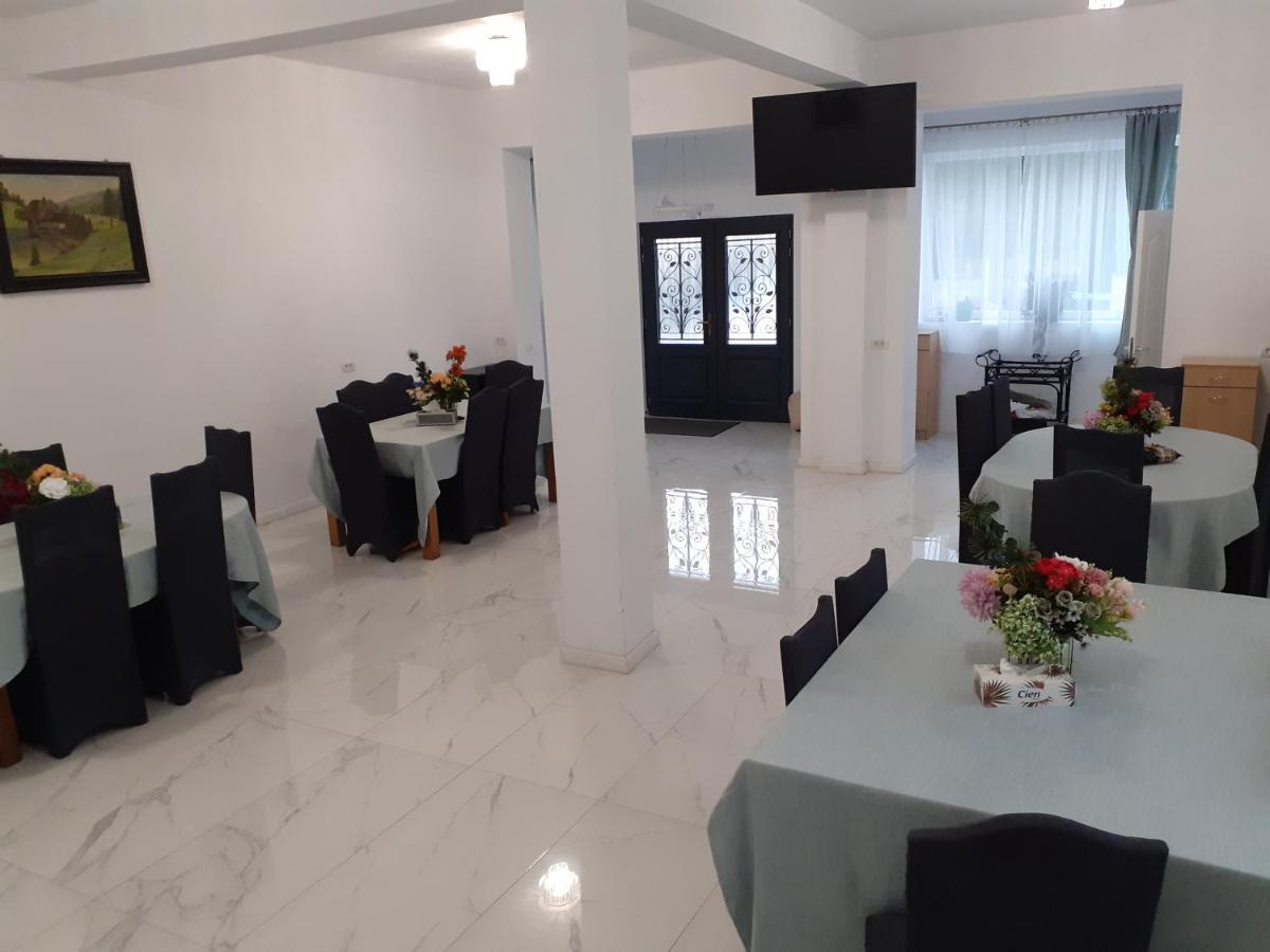 Salcia Hotell Tasnad Exteriör bild